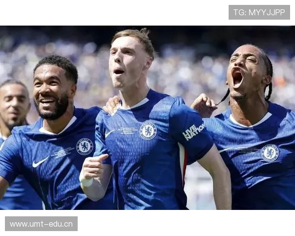 切尔西世俱杯冠军荣耀点亮重庆环球金融中心庆祝时刻